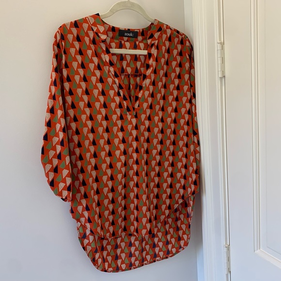 BNWOT❤️ZOUK:⭐️WOMEN’S FLOWY V CUT TRIBAL PRINT SHIRT💚 - Picture 5 of 10